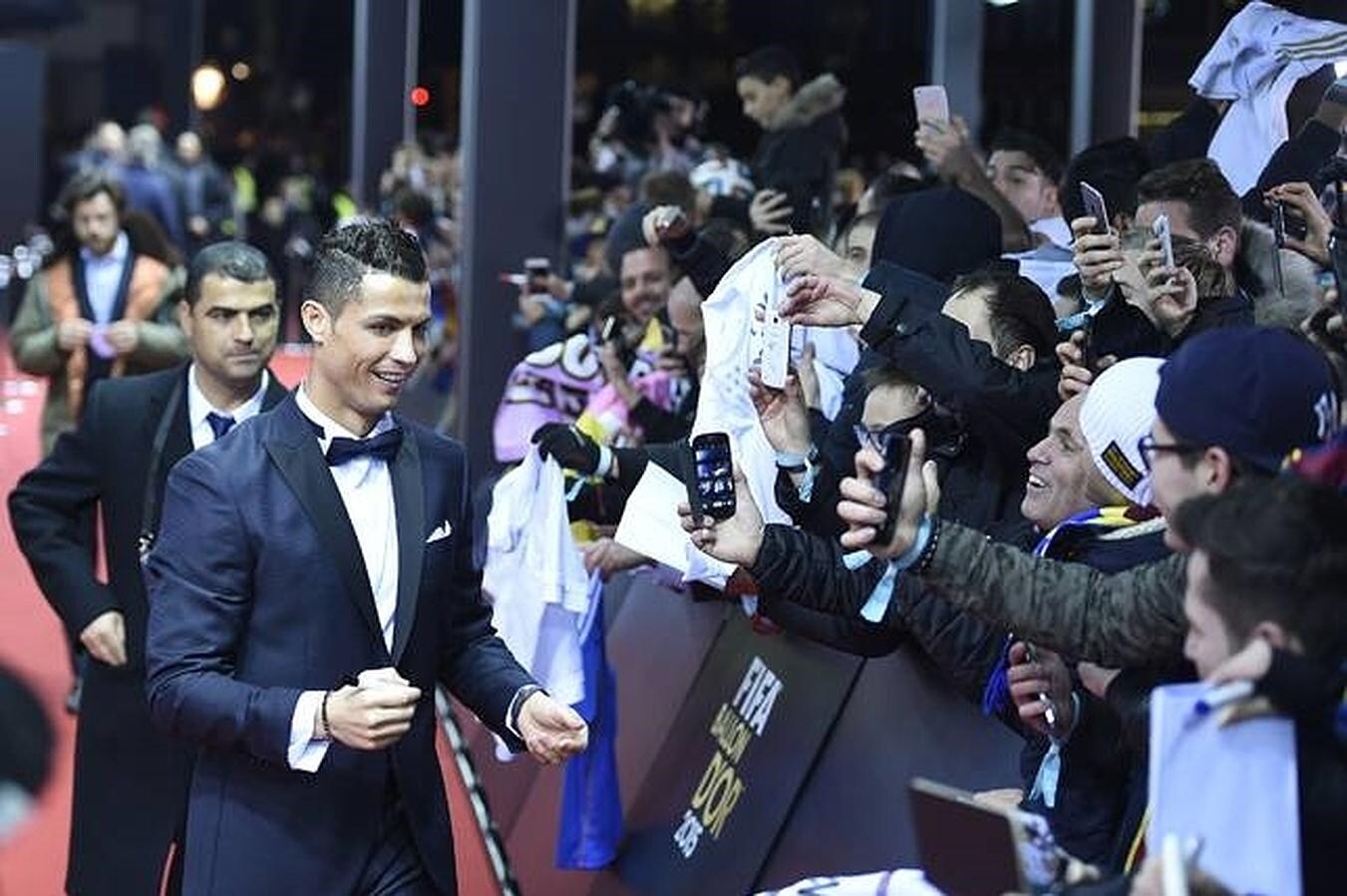Cristiano Ronado atiende a sus fans antes de la gala del Balón de Oro 2016
