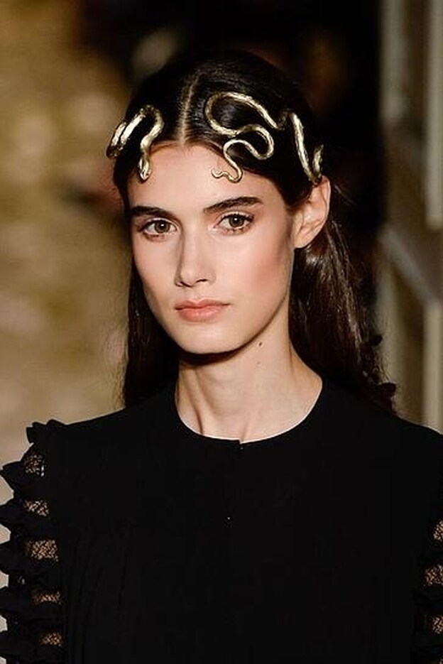 Las modelos que desfilaron para Valentino lucieron melenas sueltas adornadas con accesrios barrocos.