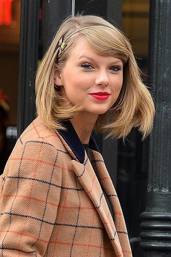 Taylor Swift con media melena y diadema