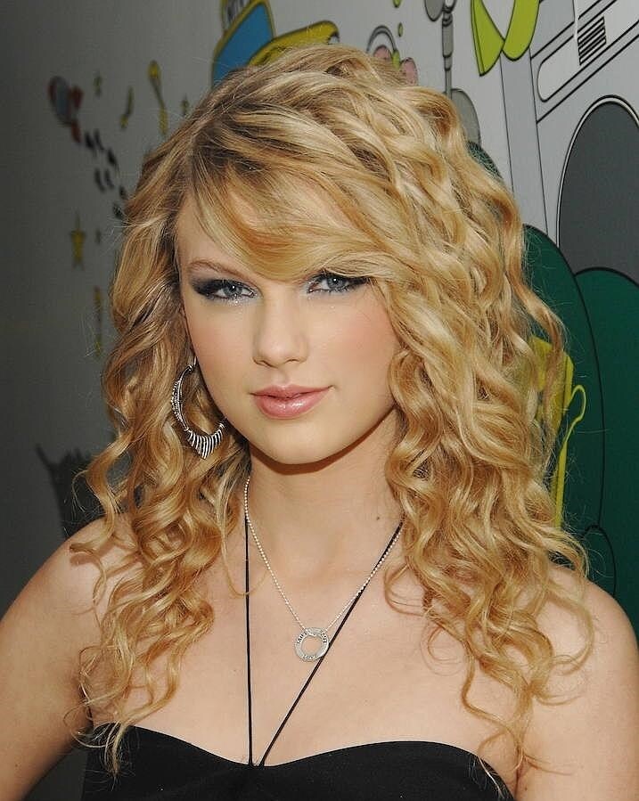 Taylor Swift con el pelo largo y rizado