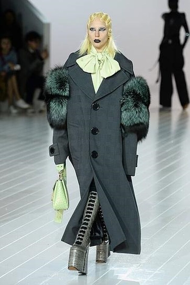 Laday Gaga con abrigo 'ovesize' y botas con enormes plataformas en la Semana de la Moda de Nueva York.