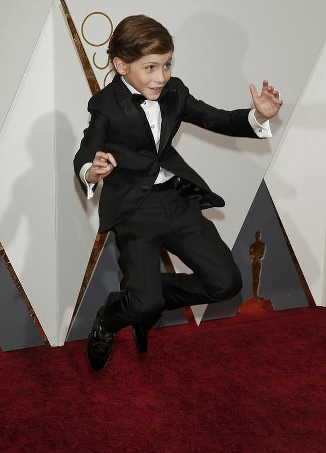 Jacob Tremblay salta en la alfombra roja de los Premios Oscar 2016