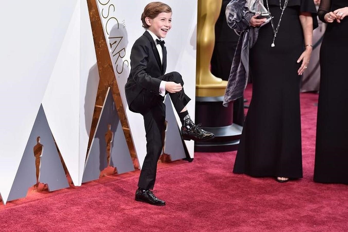 Jacob Tremblay enseña los calcetines en la alfombra roja de los Premios Oscar 2016