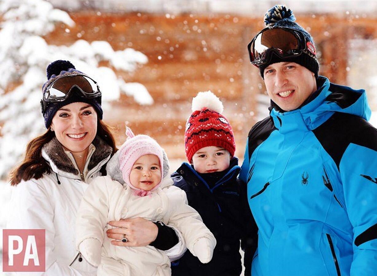 Guillermo de Inglaterra y Kate Middleton posan con sus hijos en la nieve