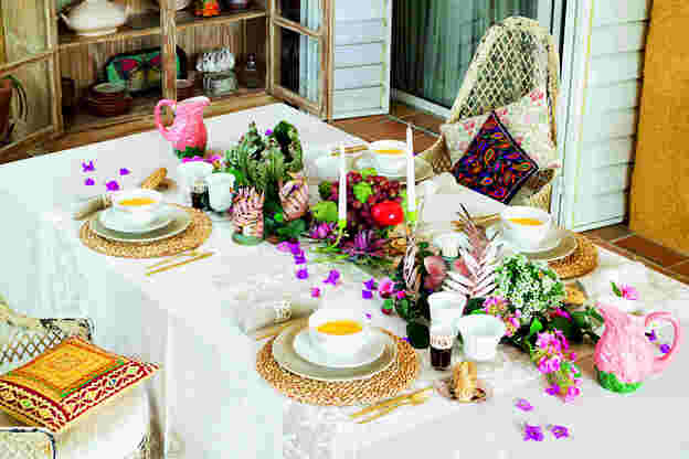 cubertería, jarras y mantel de Zara Home, con flores de Fronda y vajilla de Hanbel