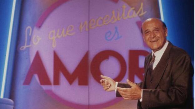 Jesús Puente fue uno de los pioneros en conducir la búsqueda del amor a través de la pequeña pantalla, presentando el espacio 'Lo que necesitas es amor', legado de Isabel Gemio./