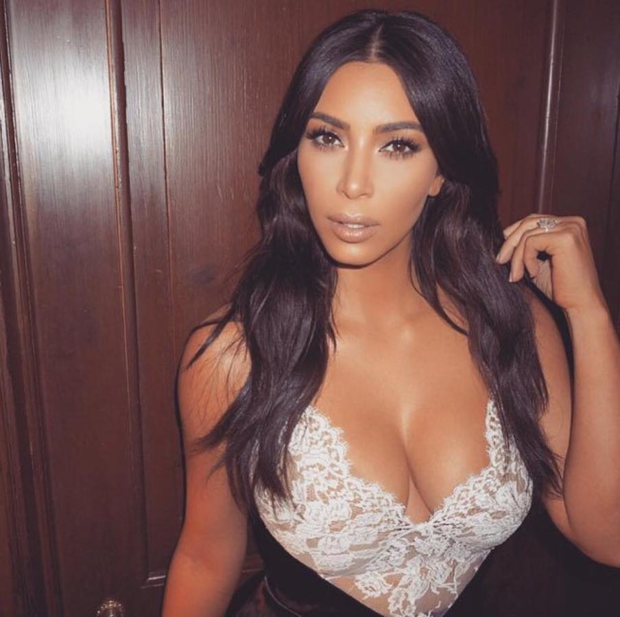 Más escote para mayor gloria de Kim Kardashian