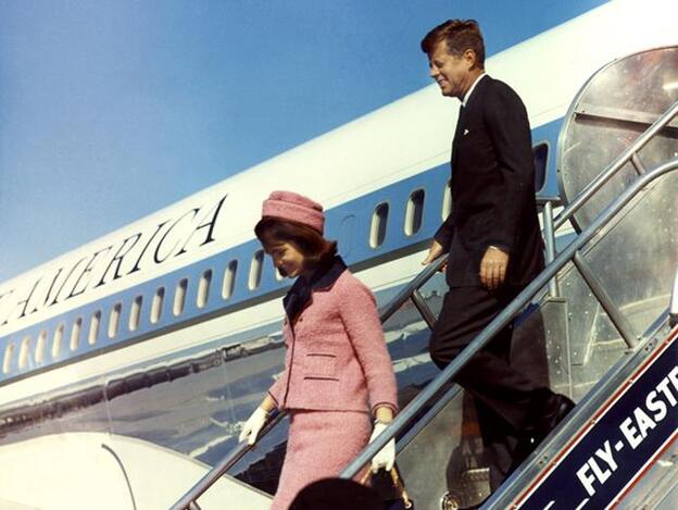 Jacqueline Kennedy y JFK a su llegada a Dallas.