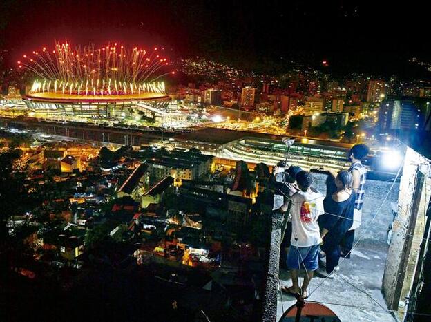 Cientos de cariocas siguieron la ceremonia de inauguración desde las favelas./Getty