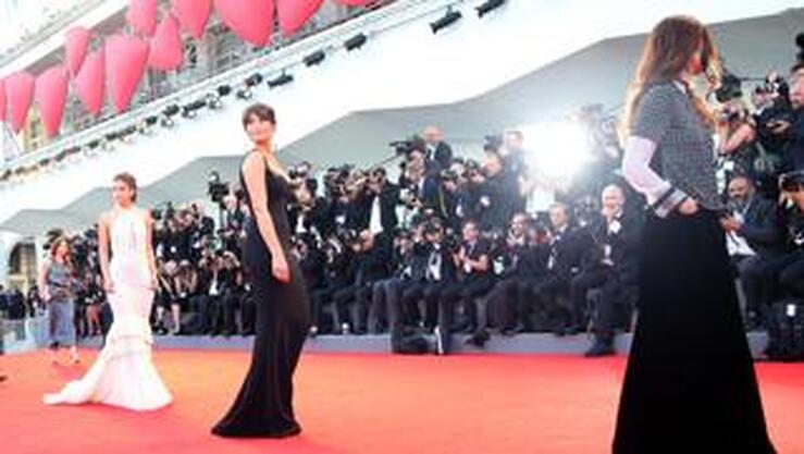 Emma Stone, protagonista de la primera alfombra roja de la Mostra de Venecia