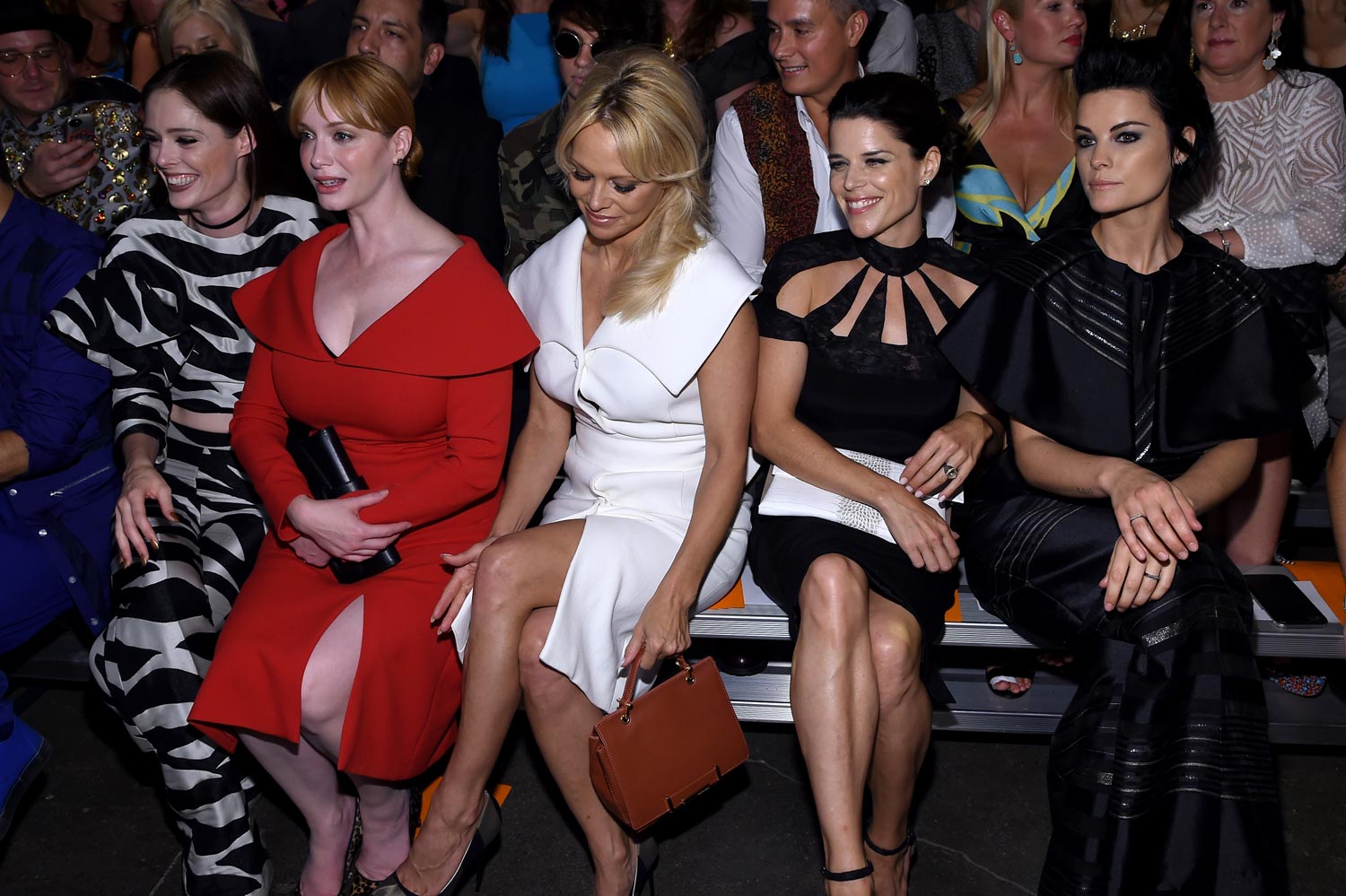 Coco Rocha, Christina Hendricks, Pamela Anderson, Neve Campbell y Jaimie Alexander en el desfile de Christian Siriano en la Semana de la Moda de Nueva York