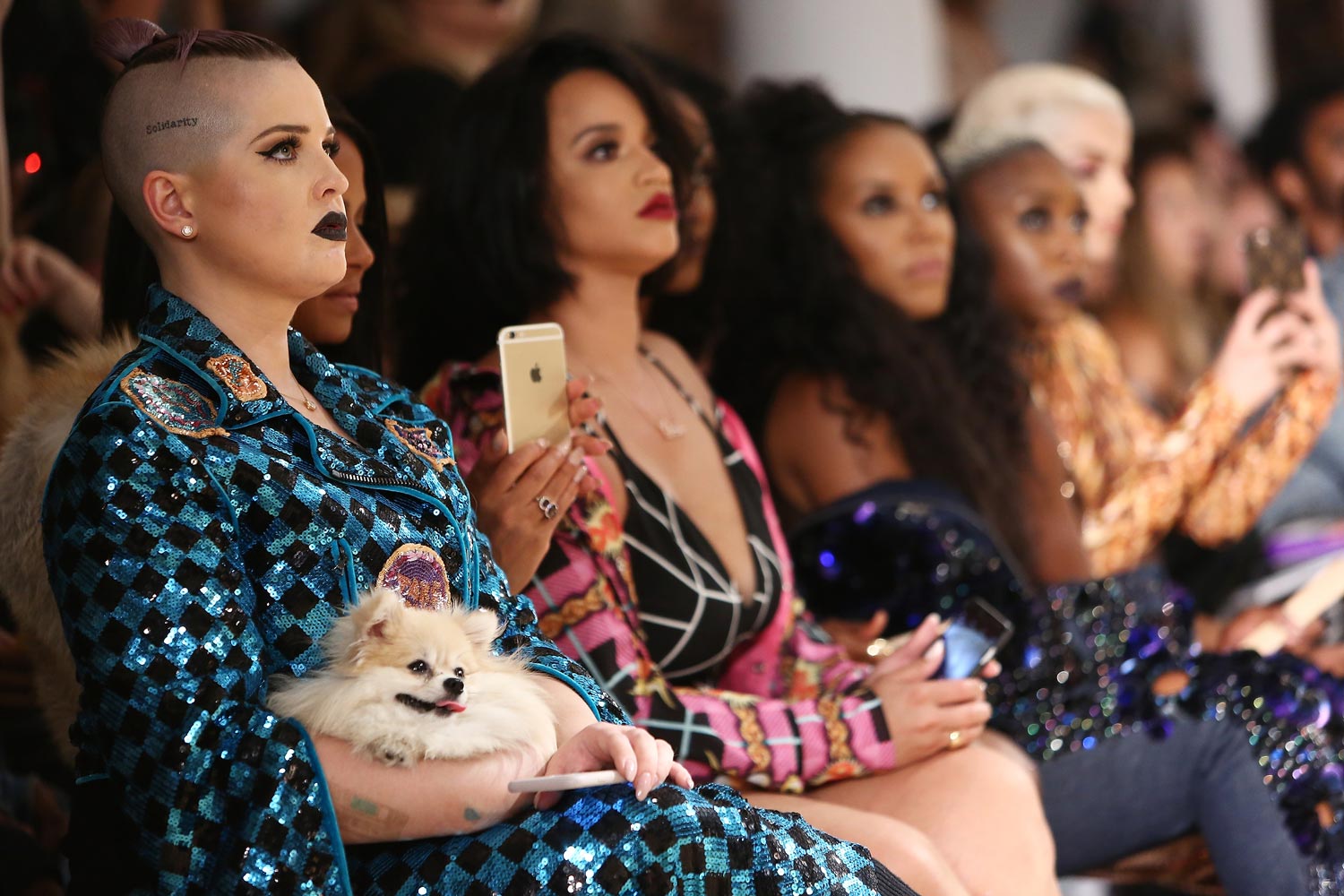 Kelly Osbourne y su perrito, en el desfile de The Blonds en la Semana de la Moda de Nueva York