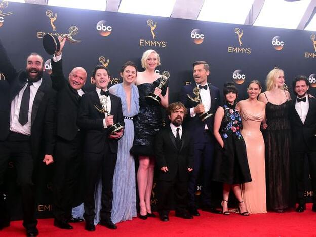 El reparto de 'Juego de Tronos' posa con los Emmy conseguidos en la edición de 2016./Agencias