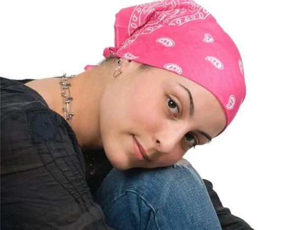 Una mujer, con un pañuelo rosa, símbolo de la lucha contra el cáncer de mama./FOTOLIA