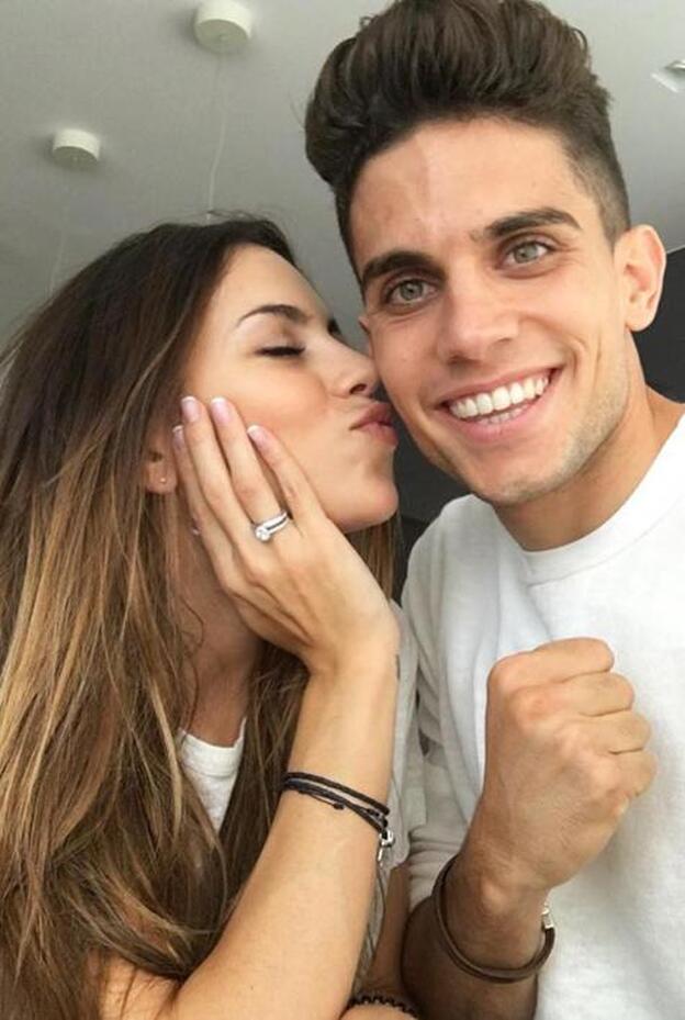 Melissa Jiménez muestra su anillo de compromiso ante la felicidad de Marc Bartra./instagram.