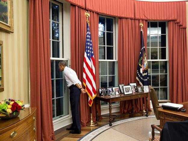 Estamos seguras que en esta foto Barack Obama está espiando quién es el chico que acompaña a una de sus hijas a casa...