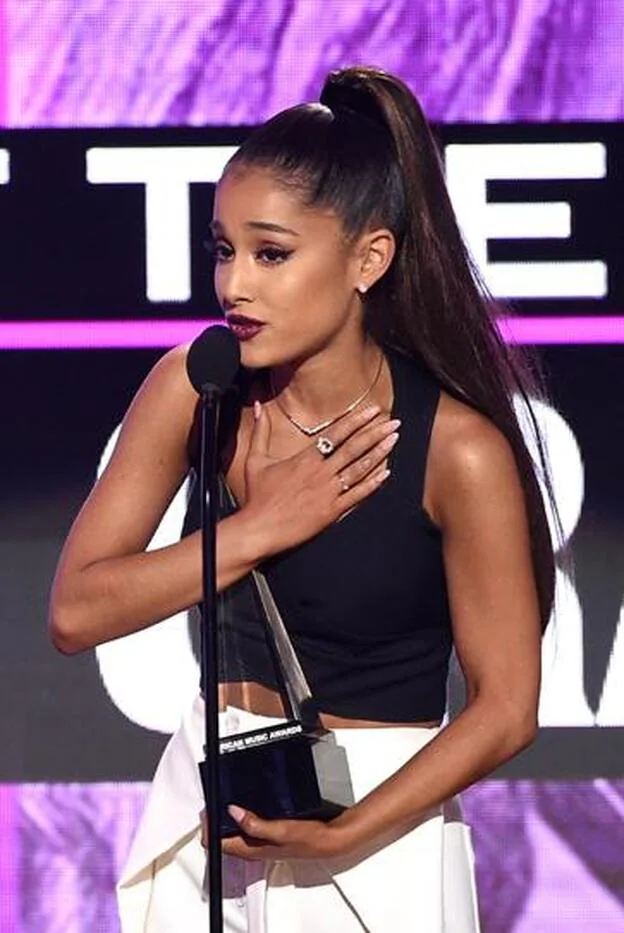 La cantante Ariana Grande recoge uno de los premios con coleta alta.