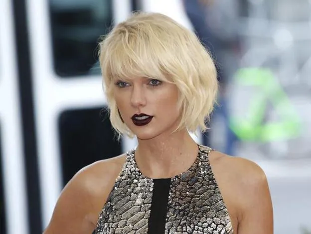 Taylor Swift con labios góticos en la gala Met 2016./Getty Images