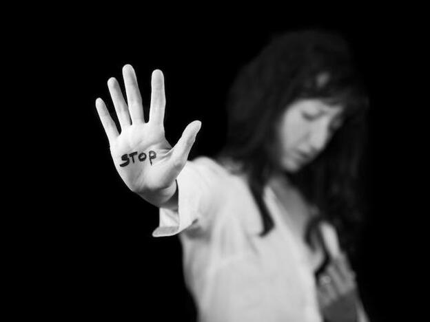 Una chica diciendo 'stop' a la violencia/fotolia