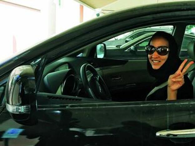 Manal conduciendo, en el vídeo que subió a Youtube y se hizo viral.