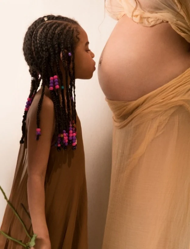 Beyonce embarazada junto a su hija/d. r.
