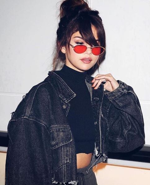 Los famosos con gafas de sol rojas: Selena Gómez