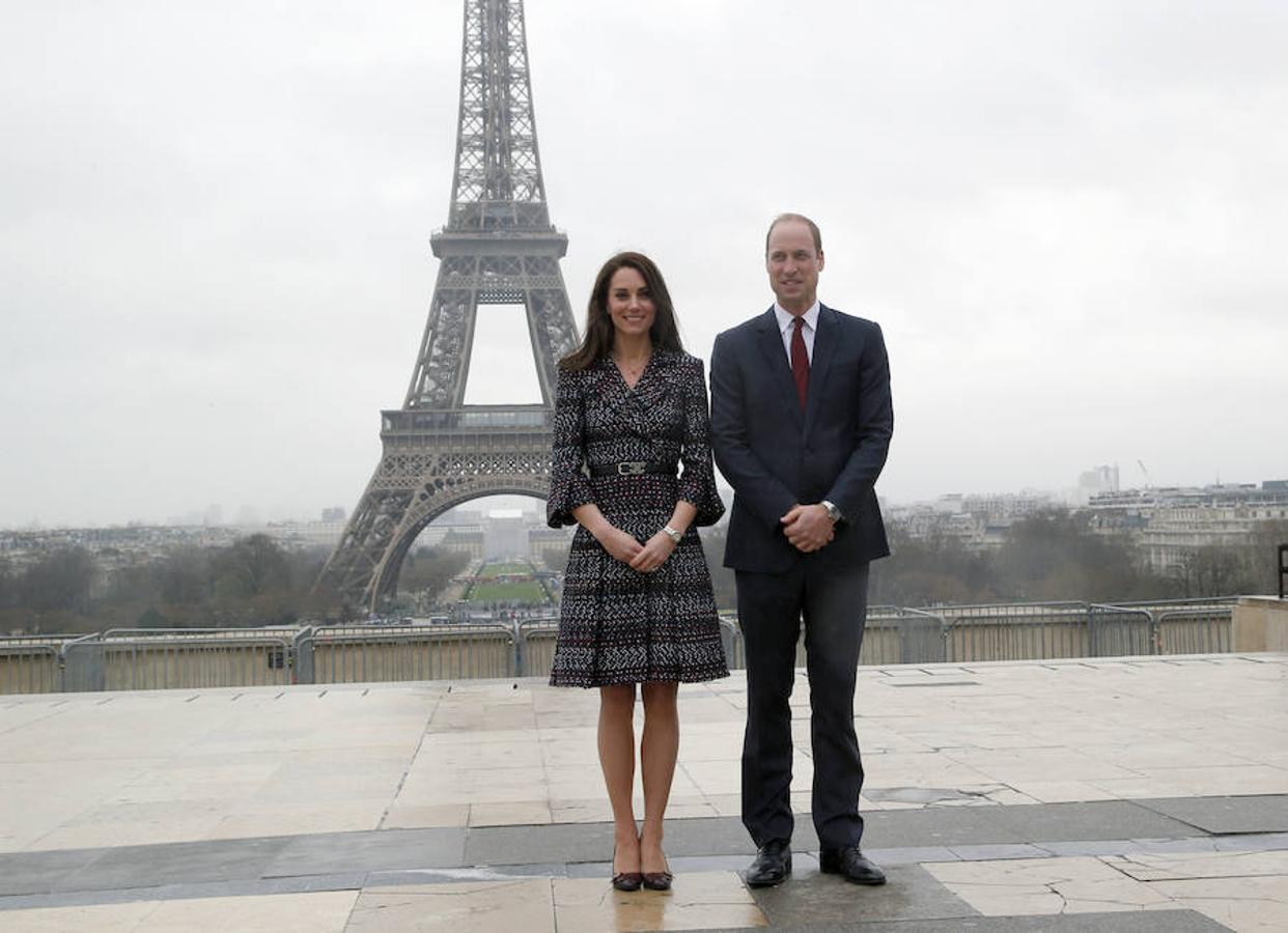 Los looks de Kate Middleton en París: visita a la Torre Eiffel