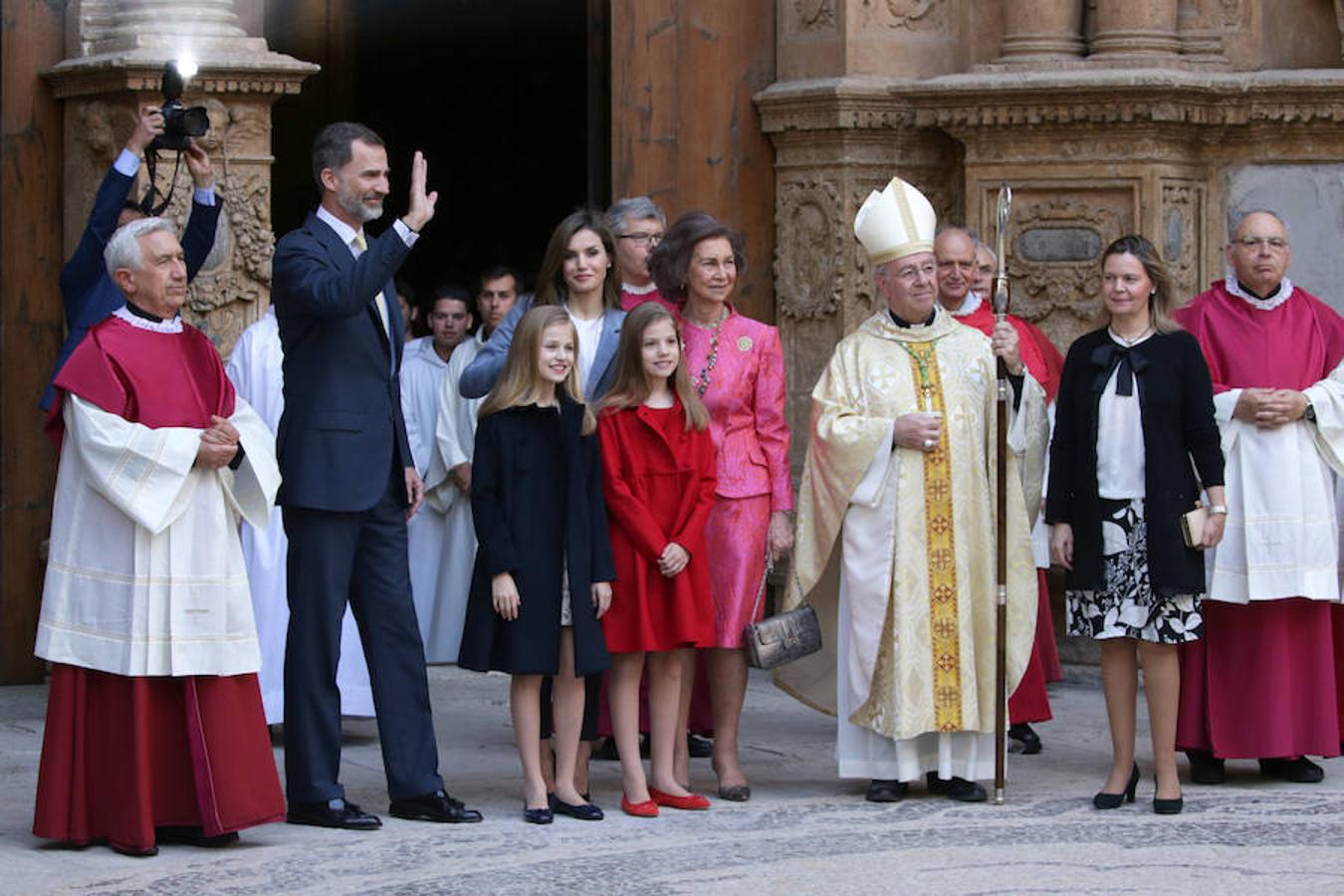 Los Reyes en la Misa de Pascua de Palma de Mallorca: posado de toda la familia a la entrada de la catedral