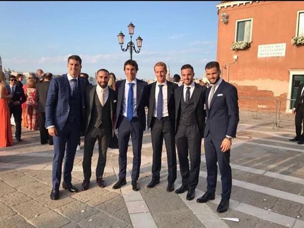 Nacho Fernández ha compartido esta imagen con sus compañeros en la boda de Morata.