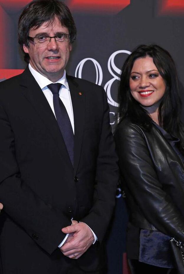 Puigdemont junto a su esposa en una imagen de archivo./cordon press.