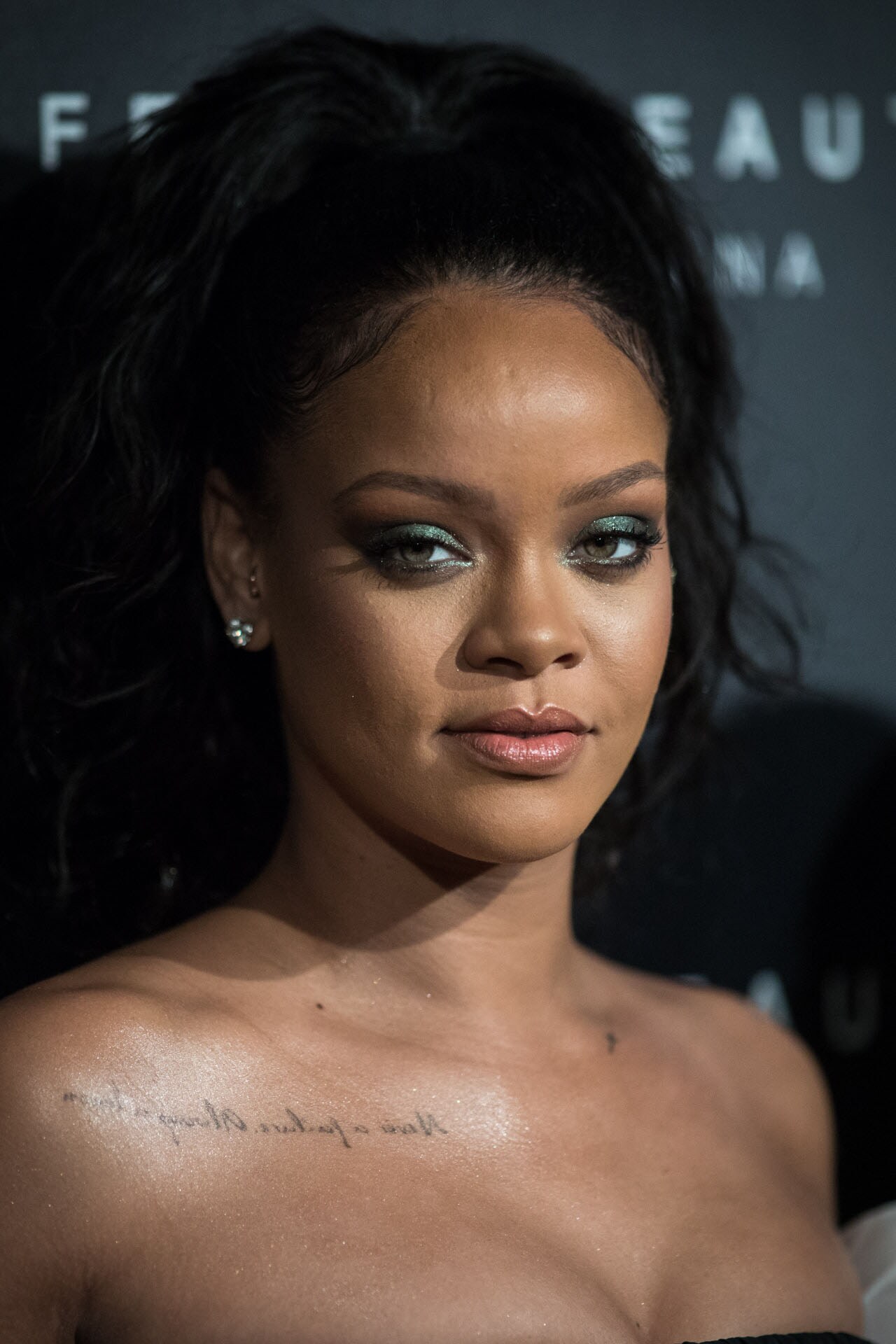 Famosas con las mejores cejas: Rihanna