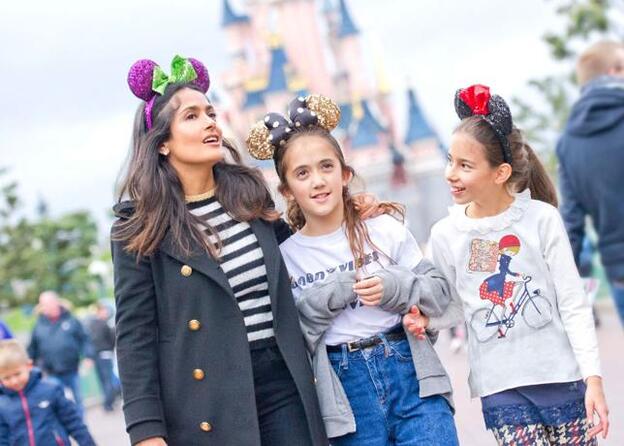 Salma Hayek junto a su hija Valentina y una amiga en Disneyland./D.R