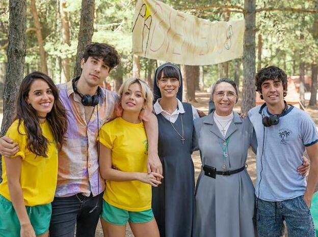 Macarena García junto al resto de actores de 'La Llamada' y a los directores y guionistas Javier Ambrossi y Javier Calvo./instagram