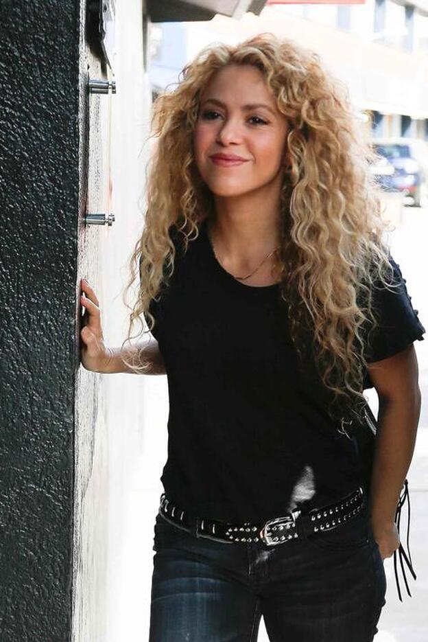 Shakira deberá de estas dos meses sin hablar tras la operación de sus cuerdas vocales./gtres.