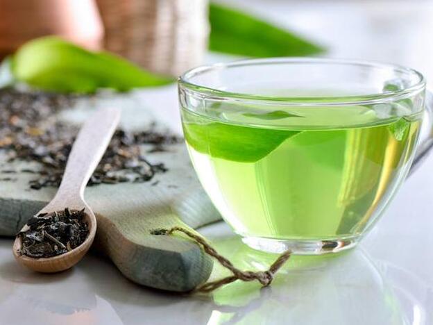 El té verde, en la lista de alimentos detox para eliminar los excesos./ADOBE STOCK