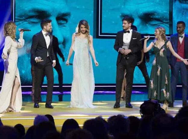 Momento de la actuación de los exconcursantes de 'OT 2017' en los Premios Forqué./twitter.