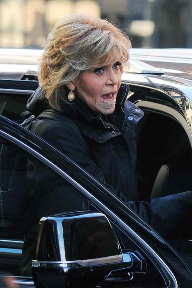 Jane Fonda con el vendaje tras operarse del cáncer de labio./gtres.