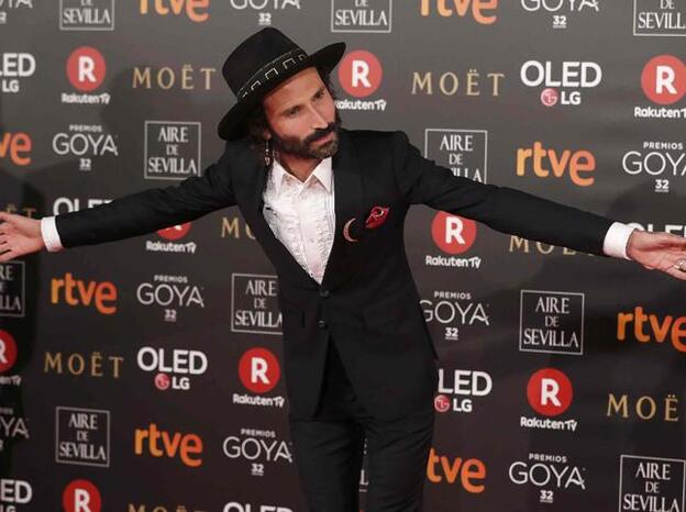 Leiva posa en la alfombra roja de los Premios Goya 2018./gtres.