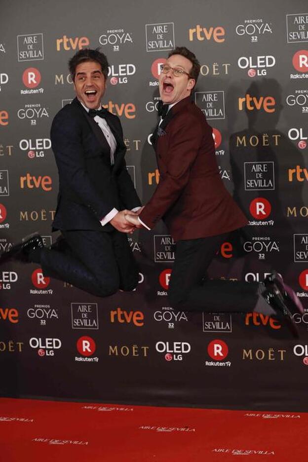 Ernesto Sevilla y Joaquín Reyes saltan en la alfombra roja de los Premios Goya 2018./gtres.
