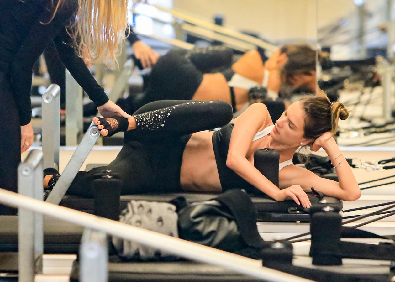 Los ejercicios de Alessandra Ambrossio en el gimnasio, en fotos