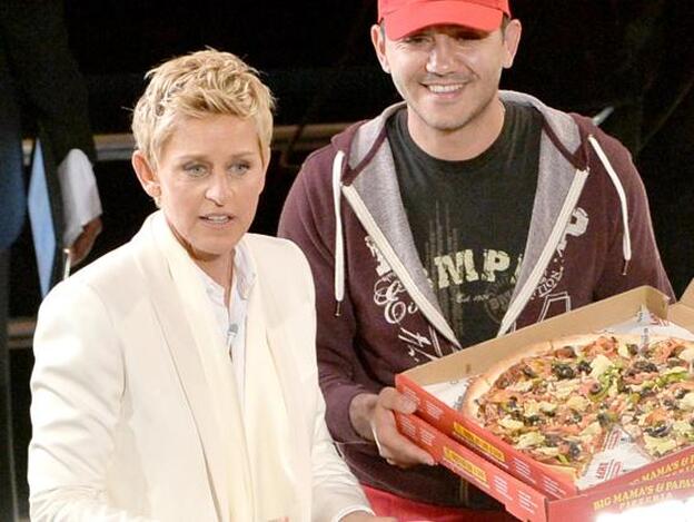 Ellen DeGeneres pidió pizza y lo repartió entre los invitados durante la gala de los Oscar 2014./getty