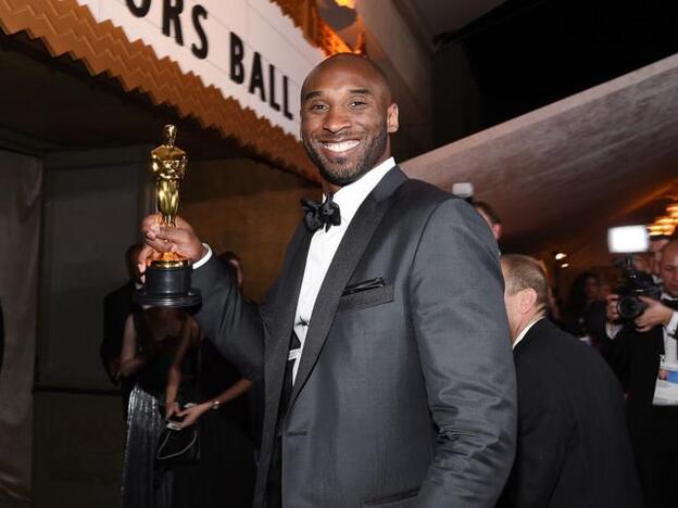 Kobe Bryant y otros premiados en la gala de los Oscar 2018./getty