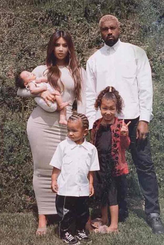 Kim Kardashian posa con sus tres hijos y su marido, Kanye West./instagram.