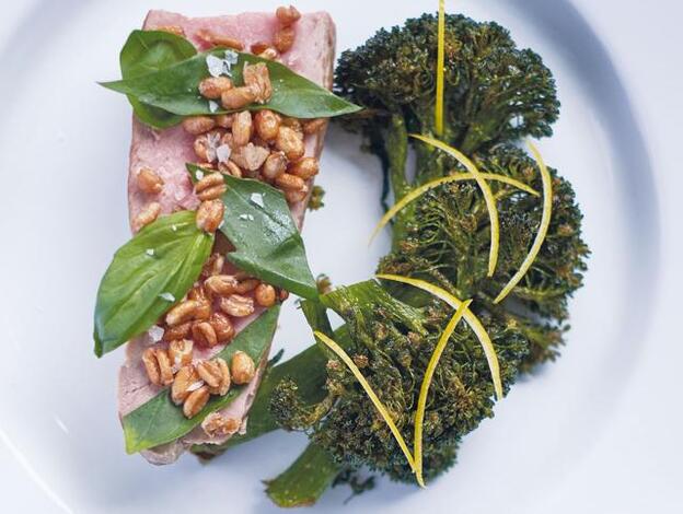 Una receta fácil y sana: solomillo de cerdo ibérico con brócoli frito y cereales crujientes./cecilia bayona.