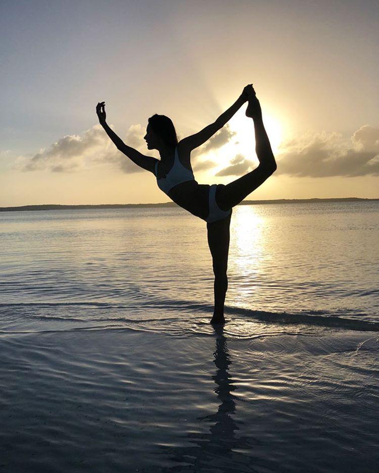 Las famosas y sus mejores posturas de yoga en Instagram: Alessandra Ambrosio