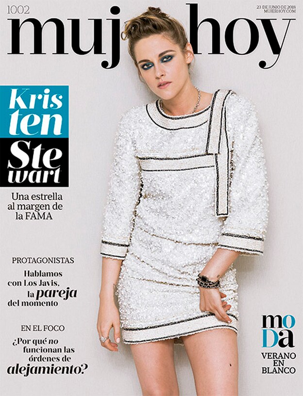 La actriz Kristen Stewart posa en la portada de Mujerhoy con un look de Chanel./D.R.