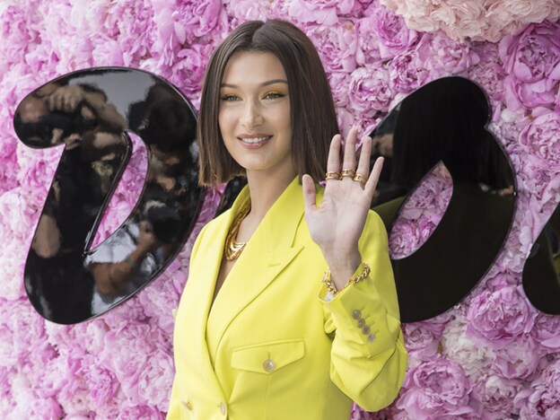 Bella hadid ha lucido un total look amarillo en el último desfile de Dior en París/gtres