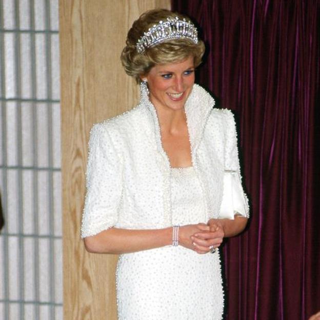 Diana con el famoso «vestido Elvis» diseñado por Catherine Walker que lució durante una visita oficial a Hong Kong en 1989.