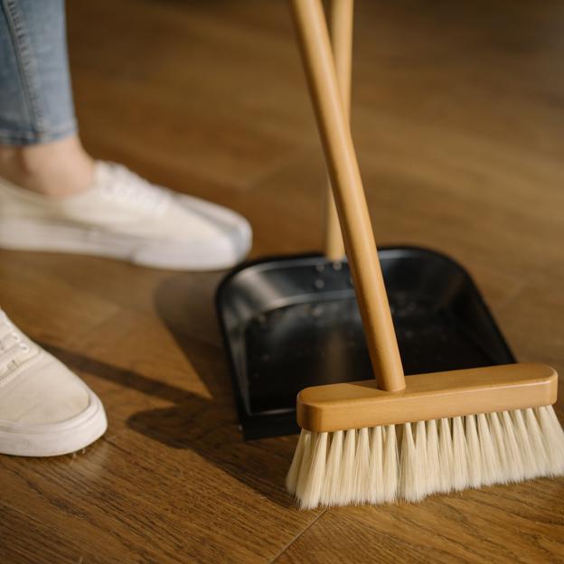 Barrer y fregar son dos pasos que debemos hacer a diario para manterner el orden en casa con el método japones de las 5s.