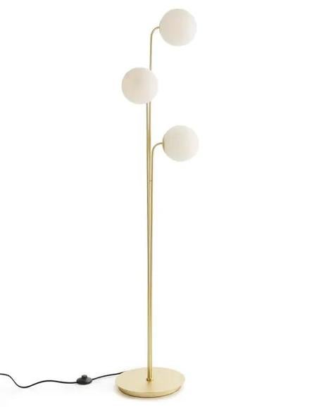 Una lámpara de pie muy elegante para un pasillo clásico y sofisticado. / 